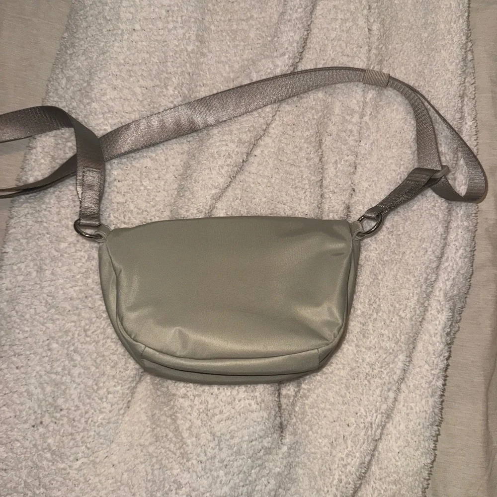 Lululemon All Night Festival Bag
Micro 2L Raw Linen/Silver - Picture 2 of 5